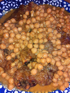 Una foto de Cabeza de cordero con garbanzos