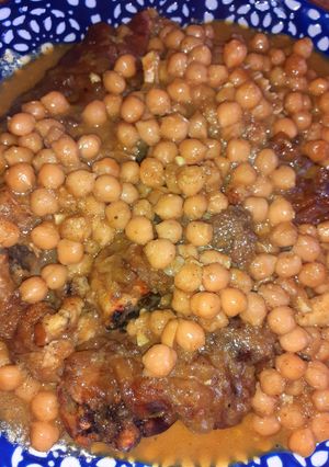 Una foto de Cabeza de cordero con garbanzos