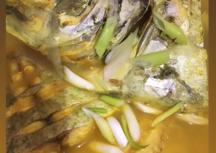 Langkah Mudah untuk meracik Kepala ikan kuah kuning yang Enak Banget
