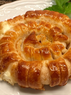 Una foto de Espiral de hojaldre rellena de queso