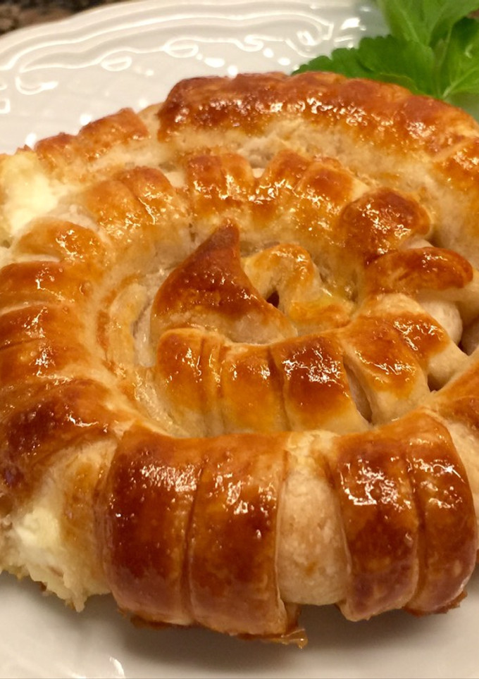 Una foto de Espiral de hojaldre rellena de queso