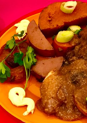 Una foto de Mi rabito de novillo con salsa gravy de Malbec y verduras en cocción lenta -Slow Cook-
