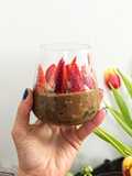 Mousse de cacau vegan, com morangos e amêndoa laminada