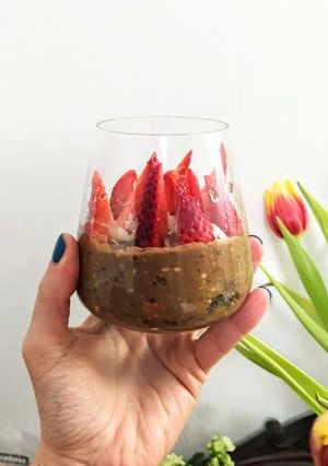 Foto de Mousse de cacau vegan, com morangos e amêndoa laminada
