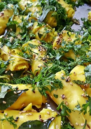 A picture of Khandvi.
