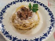 Una foto de carne molida con salsa bechamel