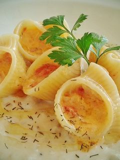 Una foto de Galets rellenos, con crema de salmón y nueces