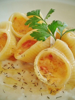 Una foto de Galets rellenos, con crema de salmón y nueces