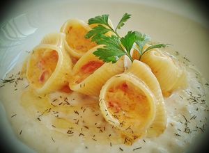 Foto principal de Galets rellenos, con crema de salmón y nueces