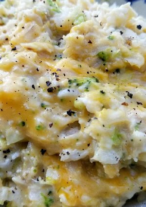 A picture of Cheesy Chicken Broccoli & Rice Casserole.