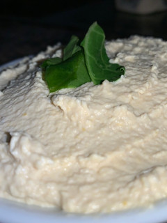 Una foto de 4.Hummus de garbanzos tradicional🤩