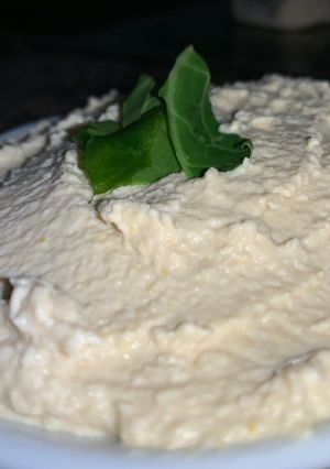 Una foto de 4.Hummus de garbanzos tradicional🤩
