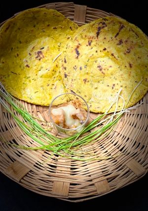 લીલા લસણ વાળો રોટલો (Green Garlic Rotlo Recipe In Gujarati) રેસીપી મુખ્ય ફોટો