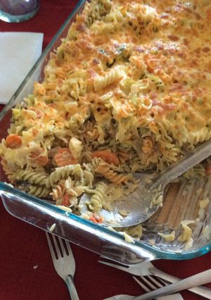 Una foto de Pasta gratinada a la crema con verduras y pollo