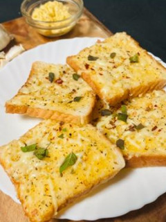 चीज़ गार्लिक टोस्ट (Cheese garlic toast recipe in Hindi) रेसिपी मुख्य फोटो