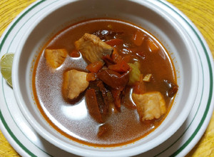 Una foto de Caldo de filete de pescado al chile ancho
