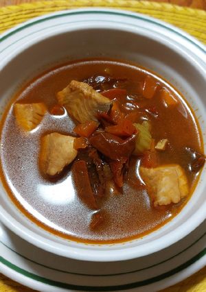 Una foto de Caldo de filete de pescado al chile ancho