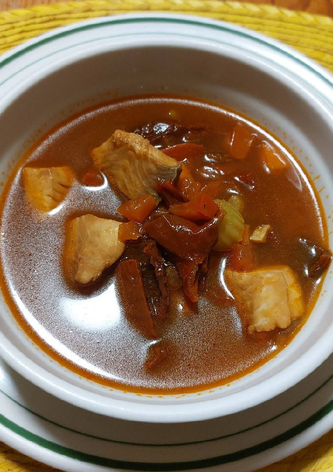 Una foto de Caldo de filete de pescado al chile ancho