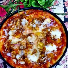 A picture of Chicken tikka pizza.