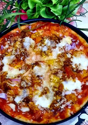 A picture of Chicken tikka pizza.
