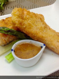 酥炸鮭魚排佐塩麴和風醬 的食譜成品照片