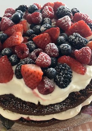 Foto principal de Tarta de chocolate con crema y frutos rojos