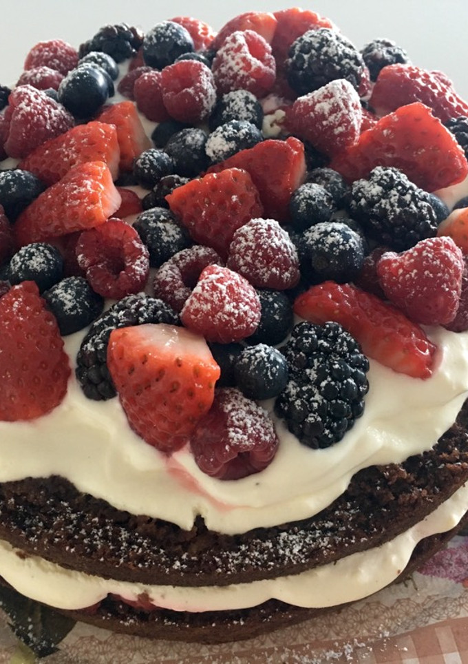 Una foto de Tarta de chocolate con crema y frutos rojos