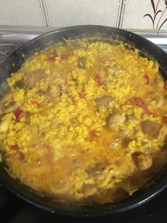 Una foto de Arroz con pollo y salchichas frescas