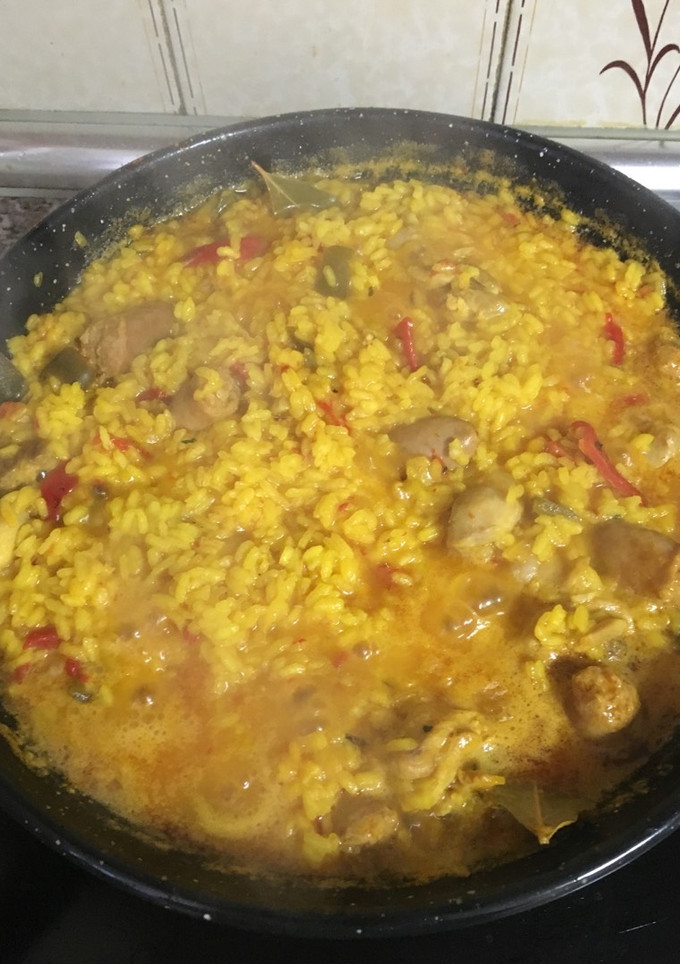 Una foto de Arroz con pollo y salchichas frescas