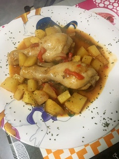 Una foto de Jamoncitos de pollo guisados con verduritas y patatas dado