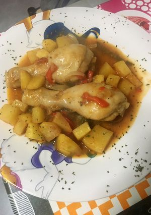 Una foto de Jamoncitos de pollo guisados con verduritas y patatas dado