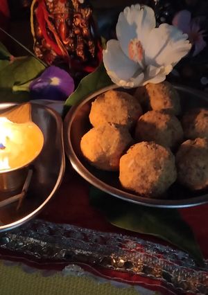 बेसन गुड़ के लड्डू (Besan Gud ke laddu recipe in hindi) रेसिपी मुख्य फोटो
