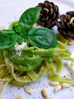 Una foto de Pesto de albahaca con piñones y nidos de espinaca