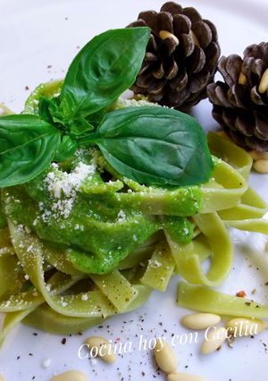 Una foto de Pesto de albahaca con piñones y nidos de espinaca