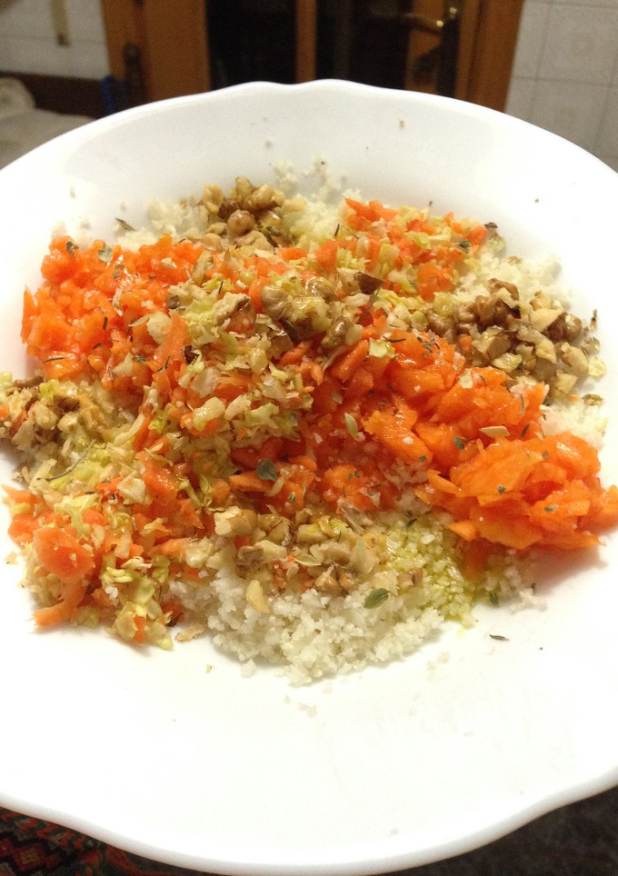 Una foto de Cous cous de coliflor con calabaza, zanahoria, berza y nueces