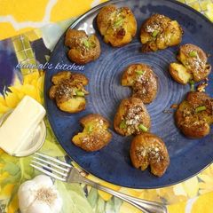 A picture of Smashed potato with butter garlic.