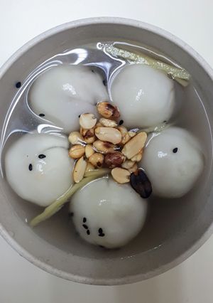 Hình của món Chè trôi nước nhân đậu phộng.