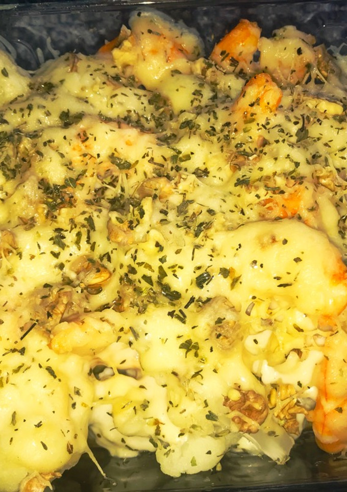 Una foto de Coliflor gratinada con langostinos