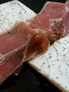 Una foto de Schiacciatina rosmarino con jamón y queso de untar