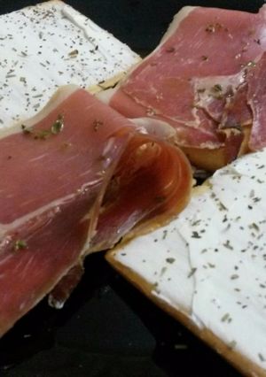 Una foto de Schiacciatina rosmarino con jamón y queso de untar