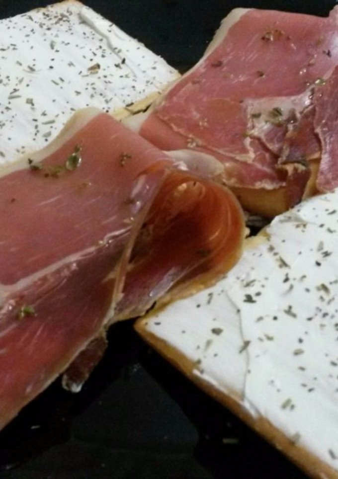 Una foto de Schiacciatina rosmarino con jamón y queso de untar