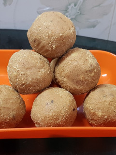 கடலை மாவு லட்டு (Kadalai Maavu Laddu Recipe in Tamil) செய்முறை முக்கிய புகைப்படம்