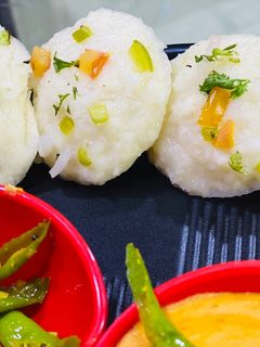 सूजी की वैजिटेबल इडली (Suji ki vegetable Idli recipe in Hindi) रेसिपी मुख्य फोटो