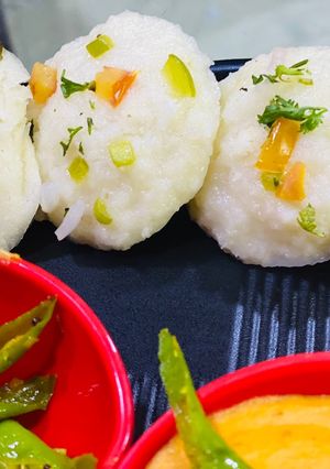सूजी की वैजिटेबल इडली (Suji ki vegetable Idli recipe in Hindi) रेसिपी मुख्य फोटो