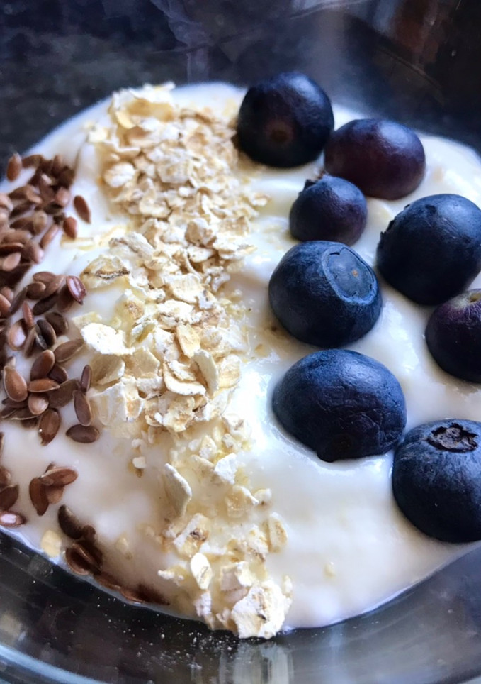Una foto de Yogur con arándanos y semillas