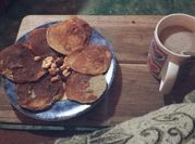 Una foto de panqueques de avena y almendra