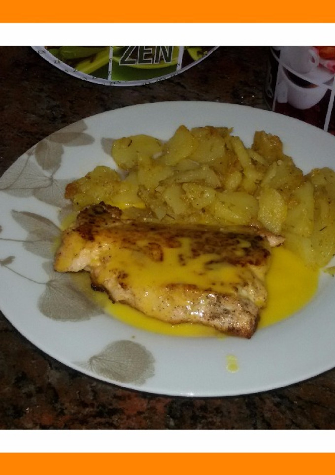 Una foto de Salmón a la naranja con patatas a las hierbas provenzales