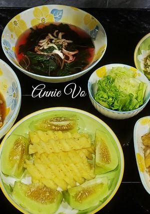 Hình của món Cơm nhà với các món từ cá cơm và đậu rồng.