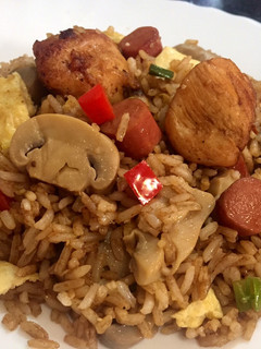 Una foto de Arroz chaufa de pollo 🥡🥢