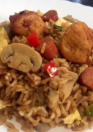 Una foto de Arroz chaufa de pollo 🥡🥢